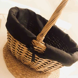  - Oanvänd fin flätad korg med svart tyg. 