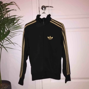 - Adidas tröja i bra skick! 70kr frakt 20kr möts upp också ! Den är i bra skick 