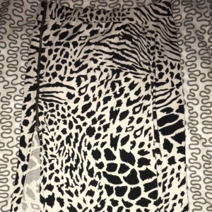  - Leomönstrad långkjol med slits och dragkedja på ena sidan. Använd 2 gånger. Köpt i Amsterdam