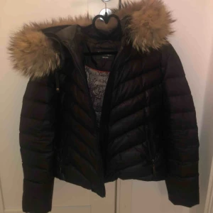  - Säljer min hollies jacka som är i storlek 40. Använd lite mer än 1 vinter. Nu hänger den bara i garderoben så någon annan har bättre användning för den. Kan fraktas men då står köparen för frakten. Man kan ta av pälsen. Pris kan diskuteras vid snabb affär