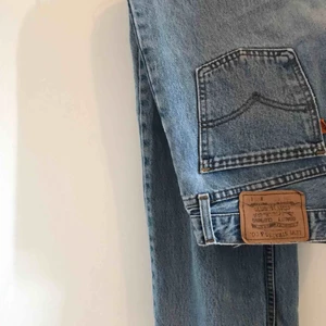  - Ett par vintage Levi’s jeans, W:30 L:32. Något slitna i färgen, därav det billiga priset! 🦋🦋