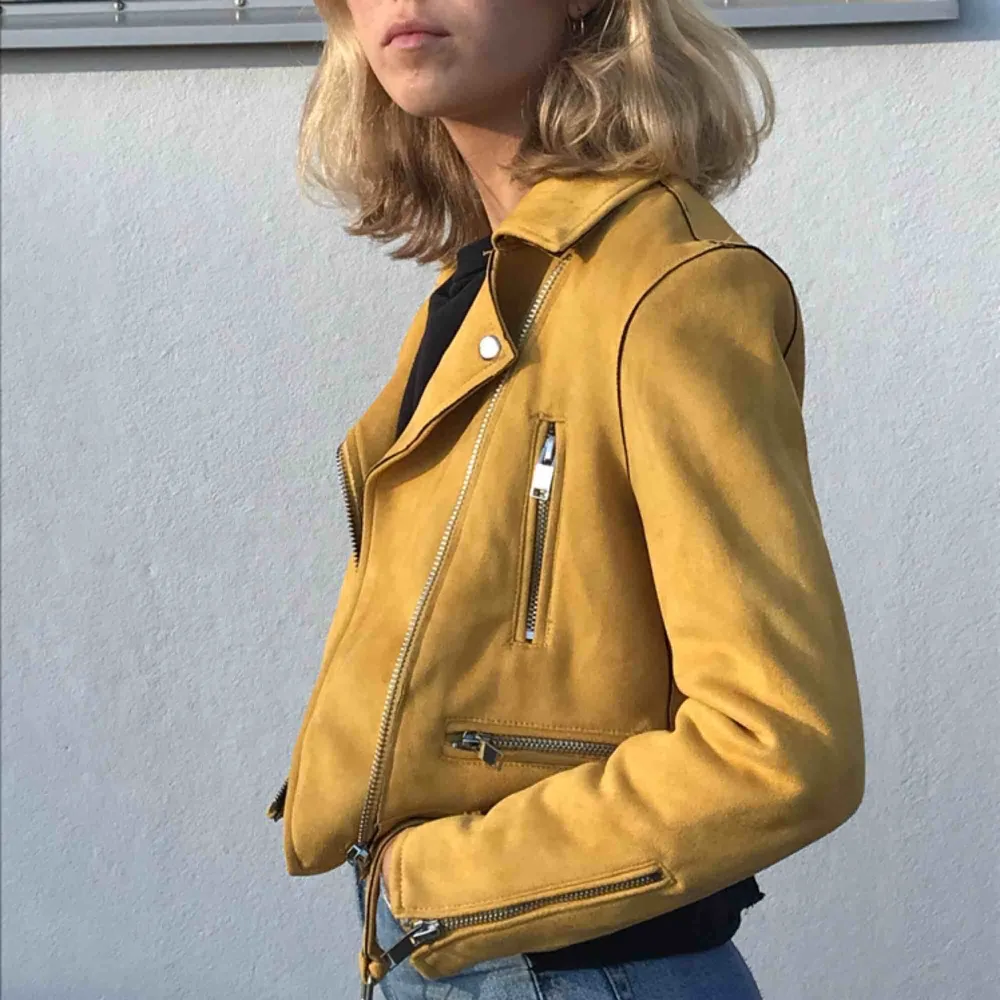 Mocka biker jacket i gult! Köpt på Zara för 600kr, fortfarande väldigt bra skick då den är använd ett fåtal gånger. Medföljande gult skärp! Möts upp i Stockholm eller skickar!. Jackor.
