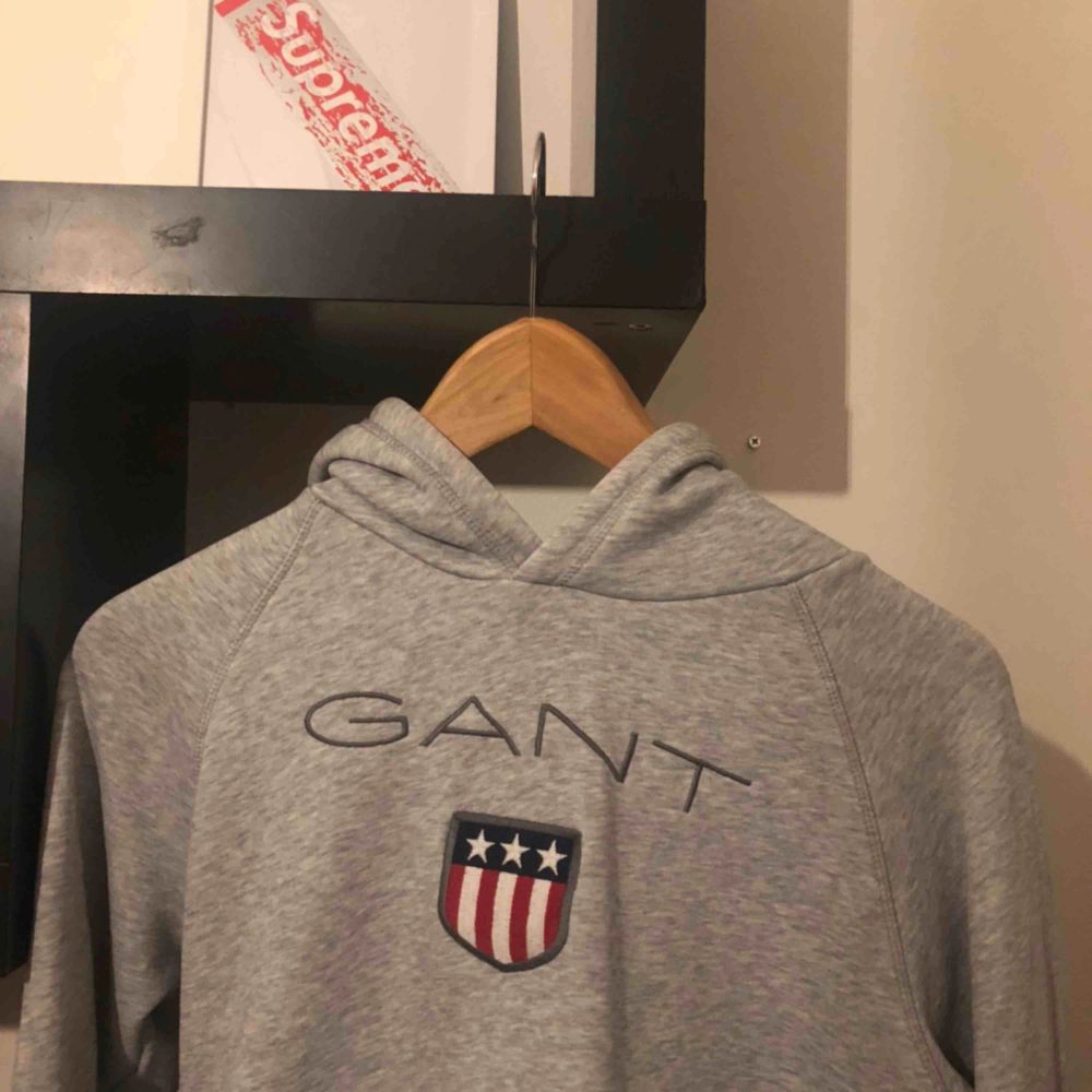 Gant hoodie Storlek 170 (passar mig som har S) Säljer pga aldrig kommer till användning 250kr mvh🤝. Huvtröjor & Träningströjor.