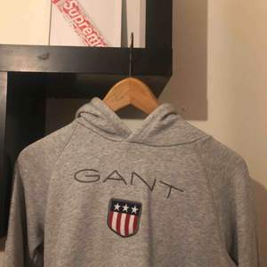 Gant hoodie Storlek 170 (passar mig som har S) Säljer pga aldrig kommer till användning 250kr mvh🤝