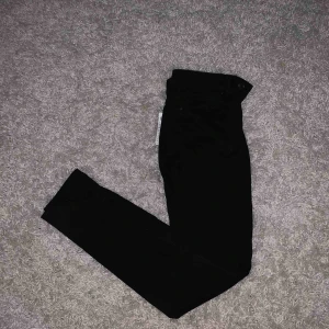  - Jeans är helt vanliga svarts från Lindex. Helt oanvända då även prislappen sitter kvar.  Köparen står för frakten 