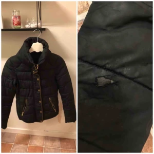  - Jacka i storlek xs. Litet hål på armen som är lagat, inget man tänker på. 