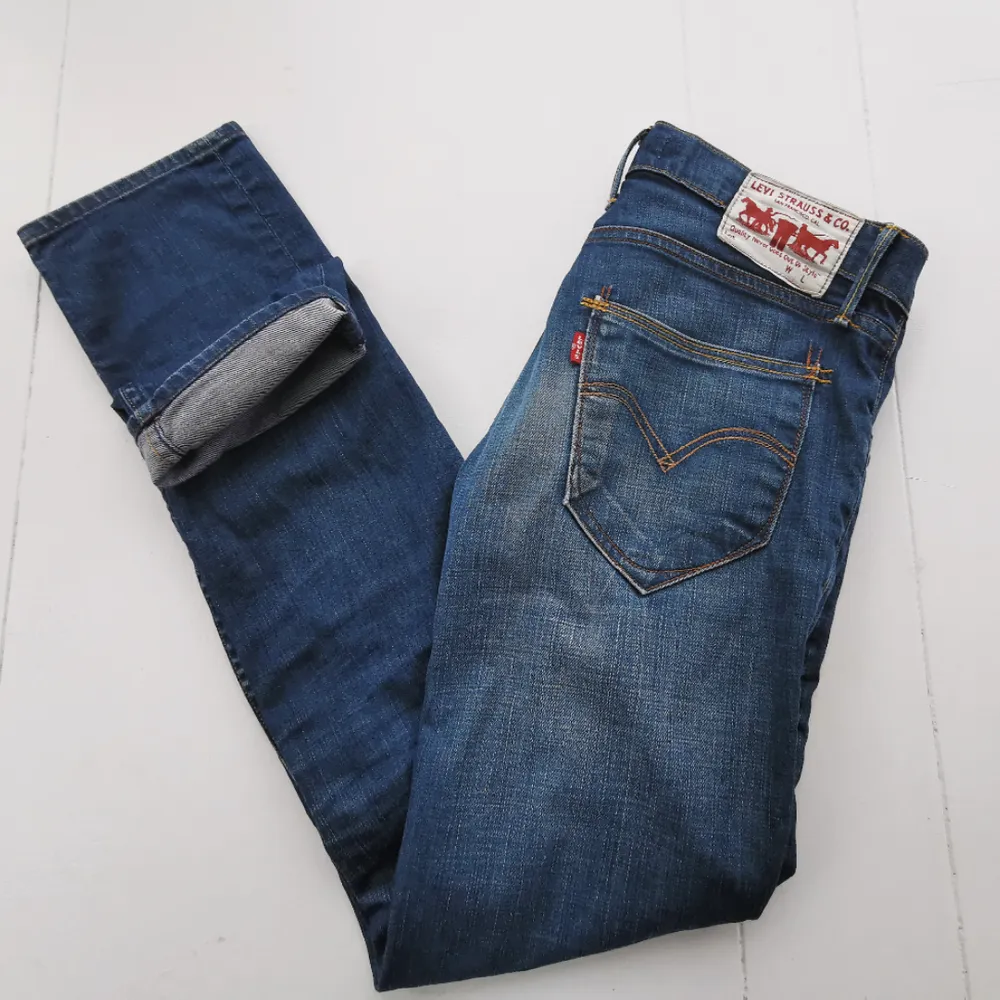 Superfina jeans från Levi's I super fint skick. Säljer då jag tyvärr inte kan ha dom.  Köparen står för frakten ⚡. Jeans & Byxor.