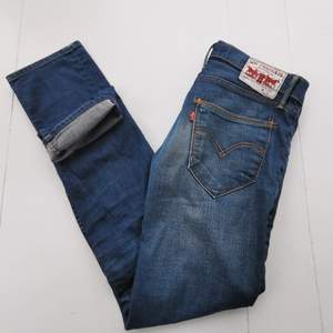 Superfina jeans från Levi's I super fint skick. Säljer då jag tyvärr inte kan ha dom.  Köparen står för frakten ⚡