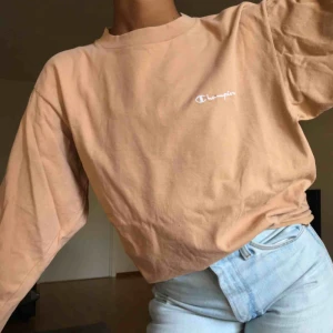  - Champion tröja! Snygg nude/beige färg, tunn ✨ Köpt på vintage butik 