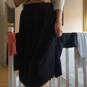  - Jättefin stickad kjol som är snygg nu till hösten/vintern. Säljs pga för kort för mig (173). Helt oanvänd lapp sitter kvar. Köparen står för frakt 64kr beroende på spårbar eller inte🌸🌸🌸 märket är vero Moda. 