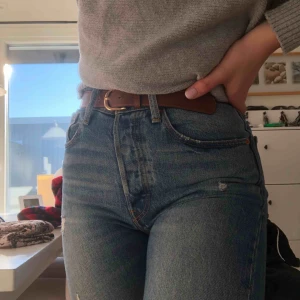  - Skärp från H&M. Jag är en storlek 36/S i alla kläder vanligtvis och är 177cm lång så passform kan variera. Hör gärna av dig om du har frågor! 🥰