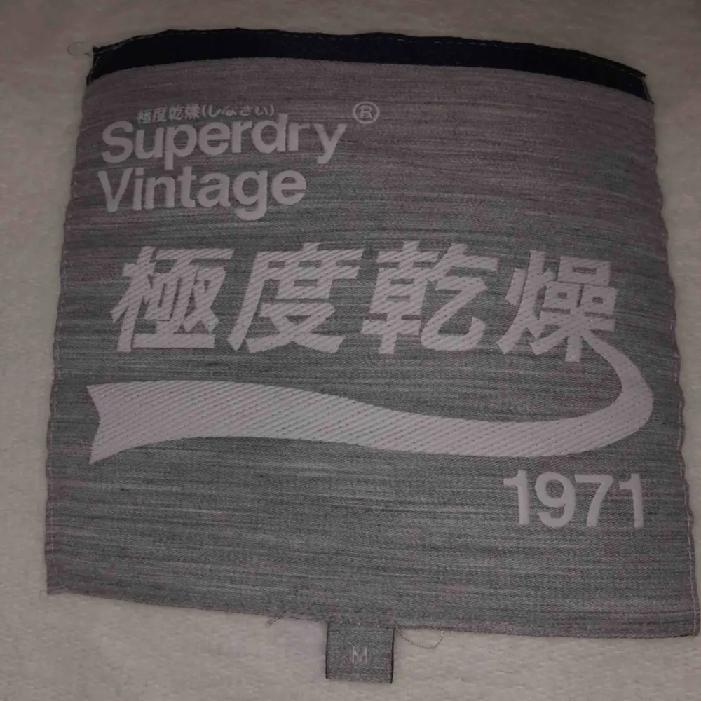 En Superdry hoodie i storlek M. Den var klippt när jag köpte den i butik.  Säljer på grund av att det inte är min stil längre. Cond: 8/10. Hoodies.