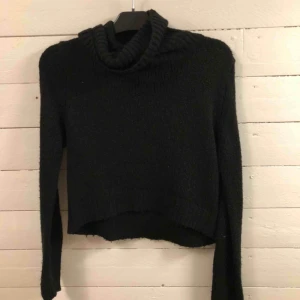 Stickad tröja  - Stickad tröja från bikbok med polokrage 🖤