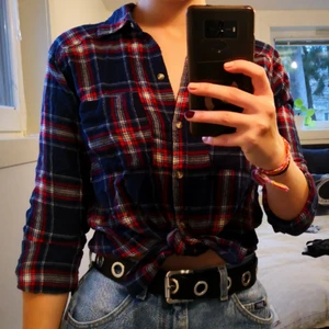  - Flanellskjorta från Hollister i storlek XS. Använd och lite nopprig i tyget, men det syns knappt pga flannel. Har en gång i tiden varit en av mina favoriter men tyvärr har den blivit för liten. ❤️ Möts upp i Stockholm, helst på Södermalm. Om du köper flera saker kan vi komma fram till ett bra paketpris. 