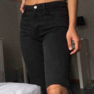  - Snygga svarta mom-jeans från Zara! Har klippt hålet själv. Använder knappast dem. Ganska bra skick. Nypris: 300 kr. Möts i Örebro (ibland Stockholm) annars står köparen för frakt.💛💛