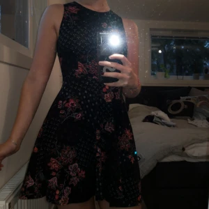  - Skön mönstrad klänning från Hollister. Passar en XS bäst, lite för liten för mig som har S. Slutar strax under rumpan på mig som är 173cm. Använd men bra skick, inte nopprig. ❤️ Möts upp i Stockholm, helst på Södermalm. Om du köper flera saker kan vi komma fram till ett bra paketpris. 