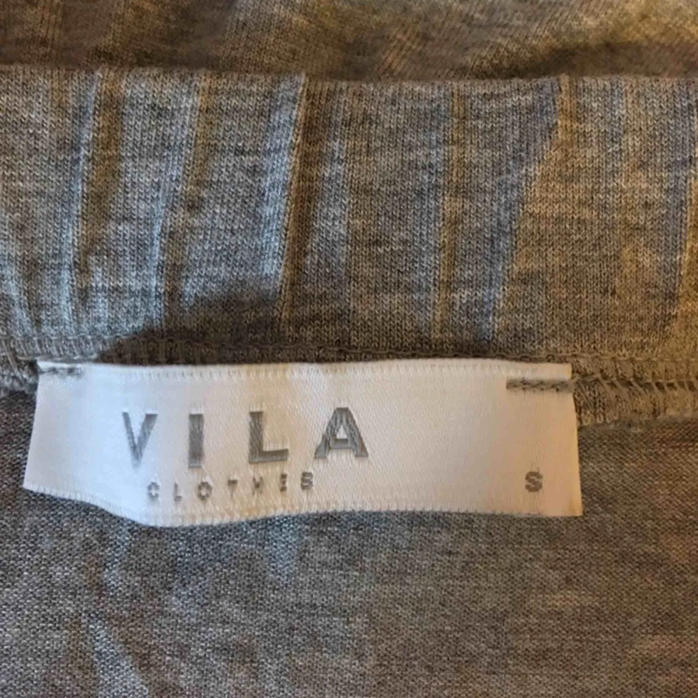 Offshoulder tröja från VILA. Frakt tillkommer på 36kr❣️. Toppar.