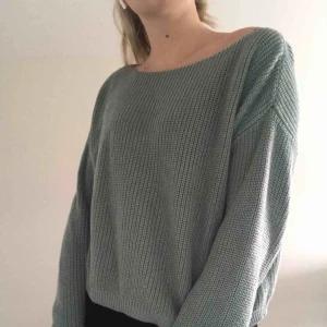  - Superfin stickad tröja i en dov grön färg från NA-KD! Använd några gånger men i fint skick, passar XS-S. Frakt tillkommer 🦋