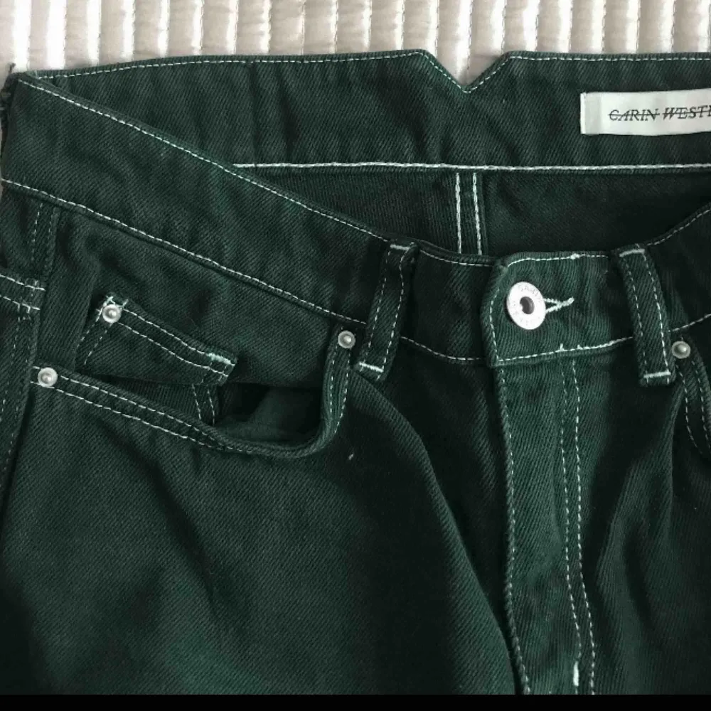 Jeans från Carin Wester köpta från Plick men som säljs igen för att de var väldigt små. Jag är 161 cm lång och dessa var perfekta i längden. De är mörkgröna och den första bilden är en tydligt bild på färgen 🥰. Jeans & Byxor.