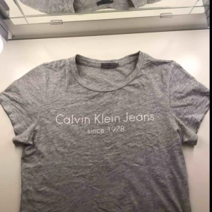  - Calvin Klein t-shirt grå. Knappt använd, säljer pga inte riktigt min stil längre, men superfint skick!