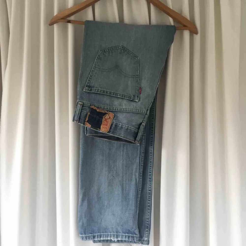 Supersnygga Levisjeans! Fint skick förutom att lappen har gått sönder som man ser på bild 1. Raka i benen. Köparen står för frakt🥰🥰. Jeans & Byxor.