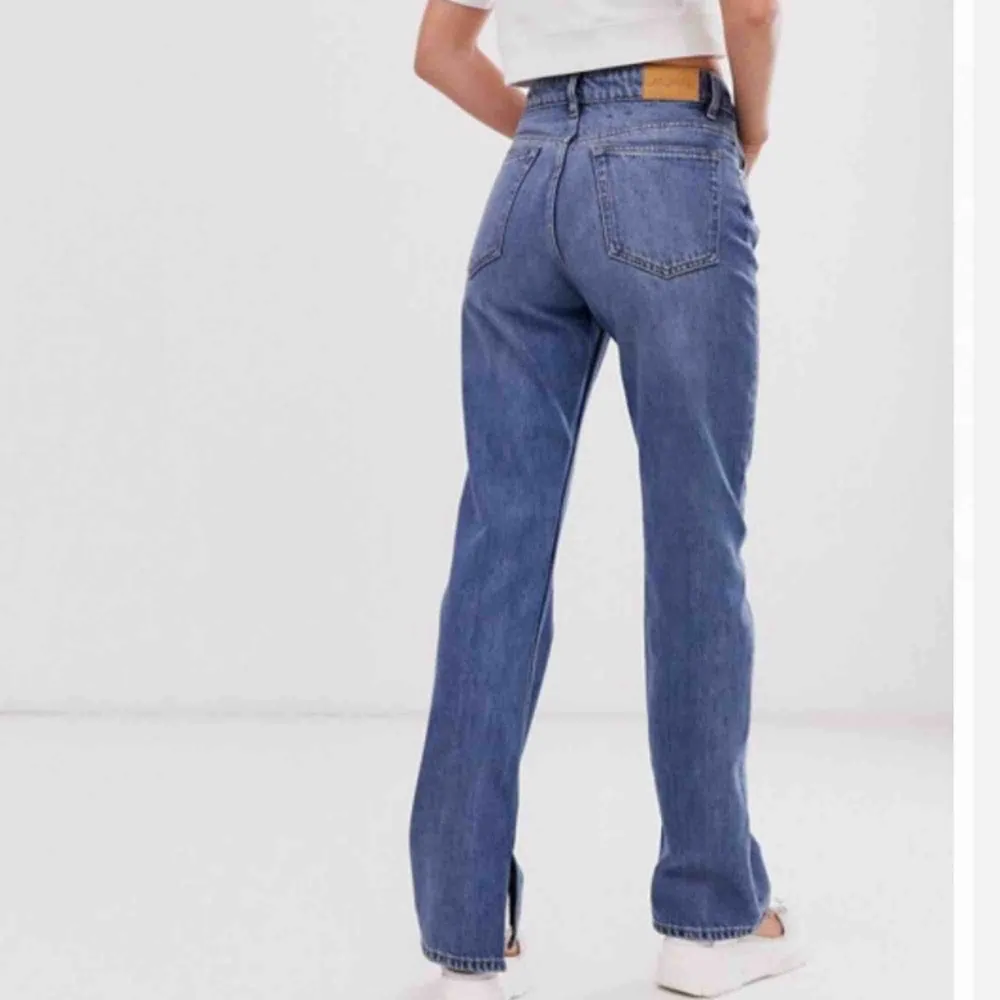Säljer dessa sviiiinsnygga byxor med slits från monki i storlek S/28. Köpta här på plick men tyvärr för stora för mig!💕☹️. Jeans & Byxor.