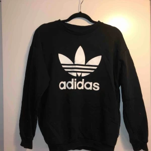  - Svart Adidas originals sweatshirt, använd fåtal ggr och är i princip som ny. Kan mötas upp i Stockholm eller frakta men du står isf för frakten!🙌🏼