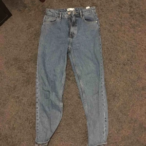  - Mom jeans från Zara. Endast använda ett par gånger. Storlek 36! Avgift för frakt tillkommer! ☺️ Frakt för spårbart paket ca 150kr. Paket med endast frimärke 90kr. 