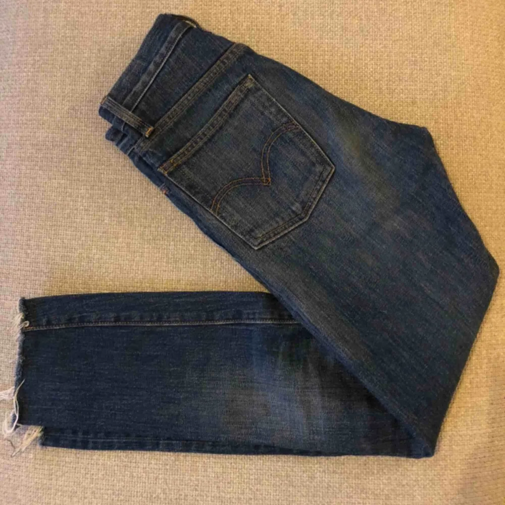 Superfina Levis som tyvärr blivit för små för mig. Köpta i butik.. Jeans & Byxor.