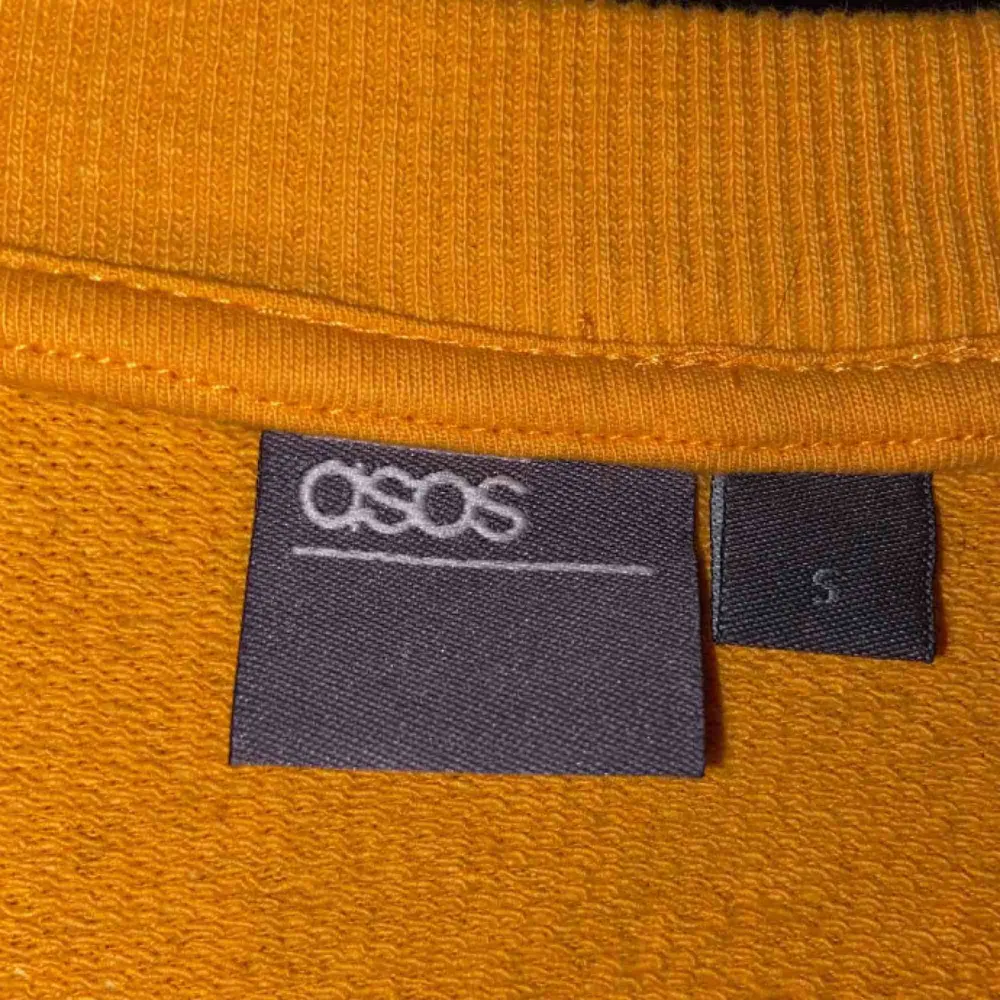 En Asos tröja som är oanvänd✨ Jättebra skick. Frakt tillkommer🌟. Tröjor & Koftor.