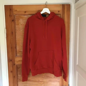  - Hoodie som knappt är använd pga för stor i storleken då jag fick den i present. Mycket fint skicka och inget slitage. Från djur och rökfritt hem.