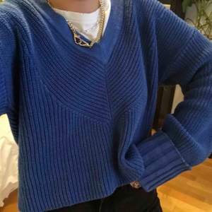Blå stickad tröja från lindex🧚🏼‍♀️💘 V-ringad & långa uppvikta ärmar, samt coolt med en dragkedja där bak🤭💘 lite kortare modell & passar nog fler än S, beroende på önskad passform🧚🏼‍♀️