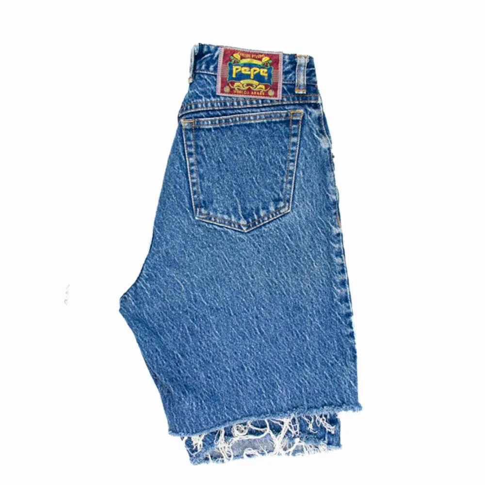 Vintage 90s acid wash high waist denim cut off shorts in blue SIZE Label missing, fit best XS-S Model: 161/S Measurements (flat): inseam: 19 waist: 34 cm/ 13.4