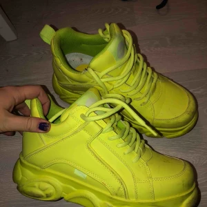  - Ett par neon gula Buffalo Skor, använda fåtal gånger säljer pga har för många skor😋 lite halvsmutsig sula men går nog få bort! Ordninarie pris 1500kr