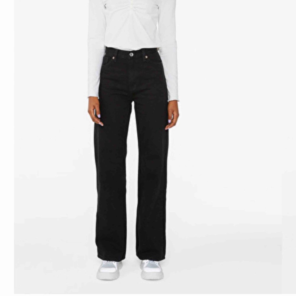 Jeans från Monki i modellen Yoko, säljer pågrund av att dom har blivit för små🥺 Tvättade 2-3 gånger så har en snygg lite urtvättad färg! Köparen står för frakten🥰. Jeans & Byxor.