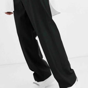  - Oanvända exklusiva slutsålda byxor från Asos W32 L32 Köpare betalar frakt 100kr