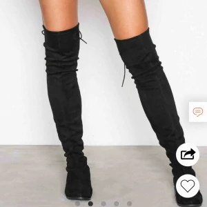  - ett par super fina skor från Nelly i storlek 37, väldigt fina och fräscha, använda fåtal gånger & det är en snörning där bak så du kan välja själv hur hårt eller hur tajt du vill att dom ska sitta på ditt ben!!  