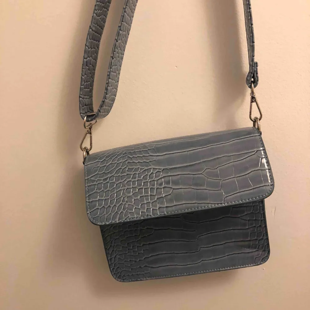 Jättetrendig snygg väska från hvisk! Snygg blå-grå färg. Använt fåtal gånger, är som ny. Nypris ca 750kr, säljer för 350kr💕. Väskor.