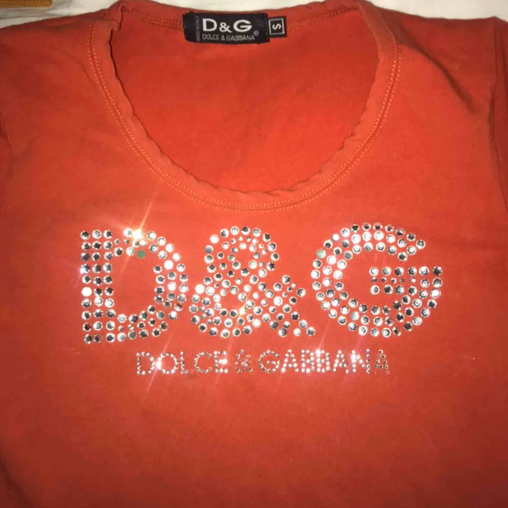 fett fkn snygg t-shirt från Dolce & Gabbana, köpt på humana. några paljetter har trillat av, men det kan man nog fixa om man har ambitionen. köpare står för frakten! . T-shirts.