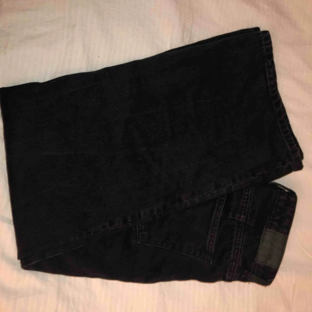 Ett par as nice washed black byxor från weekday i modellen ace! Säljes pga köpte fel storlek:((( 300kr + frakt!✨. Jeans & Byxor.