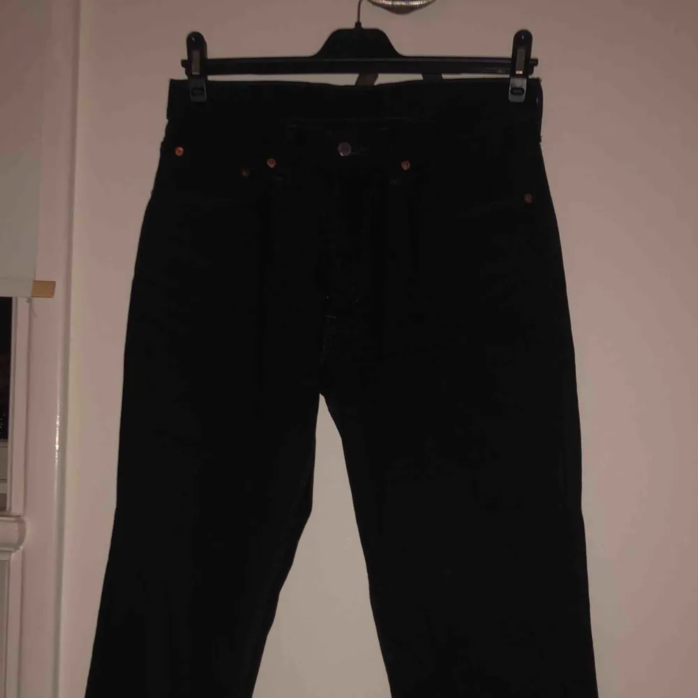 Super snygga raka svarta Levis jeans! Jätte bekväma och så sjukt bra kvalité.. Jeans & Byxor.