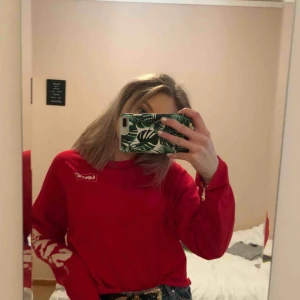  - Knappt använd Levi’s långärmad t-shirt. Det är storlek XS men jag skulle säga att den passar XS-M beroende på hur man vill att den ska sitta. Frakt tillkommer💕