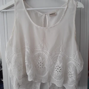  - Säljer denna gulliga toppen med spets. Är lite osäker på storleken men skulle säga S eller M. Köparen står för frakten men kan mötas upp i Kalmar området. Hör av dig om du är intresserad eller har frågor!! :D