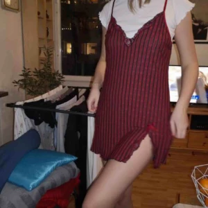  - Asnice klänning i bra skick, köpt på humana. Klänningen har fina detaljer i spets och på själva klänningen är små ”rosor”. Liten slits med rosett vid vänstra benet och justerbara axelband!❤️❤️ frakt tillkommer