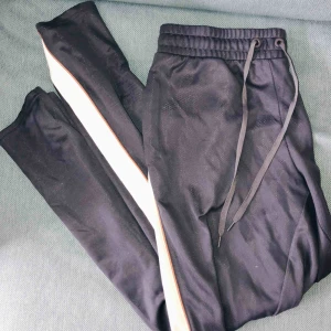  - Sweatpants från HM SPORT. Knappar på sidan vid underbenen. Skickas mot frakt eller möts upp i centrala Stockholm.