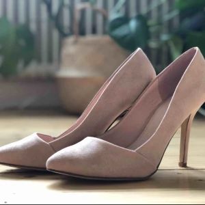  - Puderrosa klackskor från Bianco i storlek 39. Använda en gång.