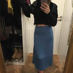 Superfin blå vadlång kjol från Ginatricot