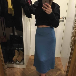  - Superfin blå vadlång kjol från Ginatricot