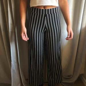  - Utsvängda byxor från GinaTricot. Aldrig använda! Köparen står för frakten. 