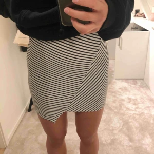  - Svartvit randig kjol från pull&bear. Frakt tillkommer! 